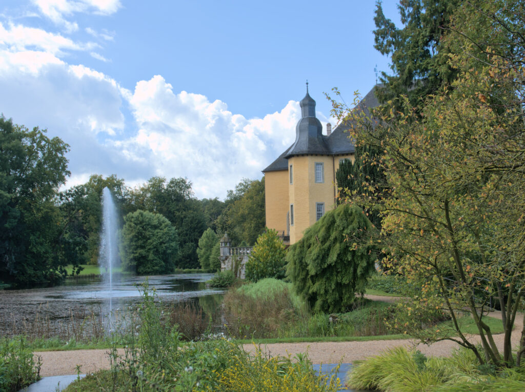 Schloß Dyk -Teich mi Fontäne