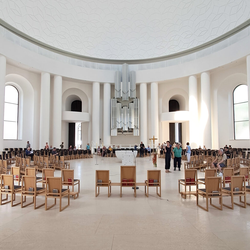 Innenraum der renovierten Hedwigs-Kathedrale