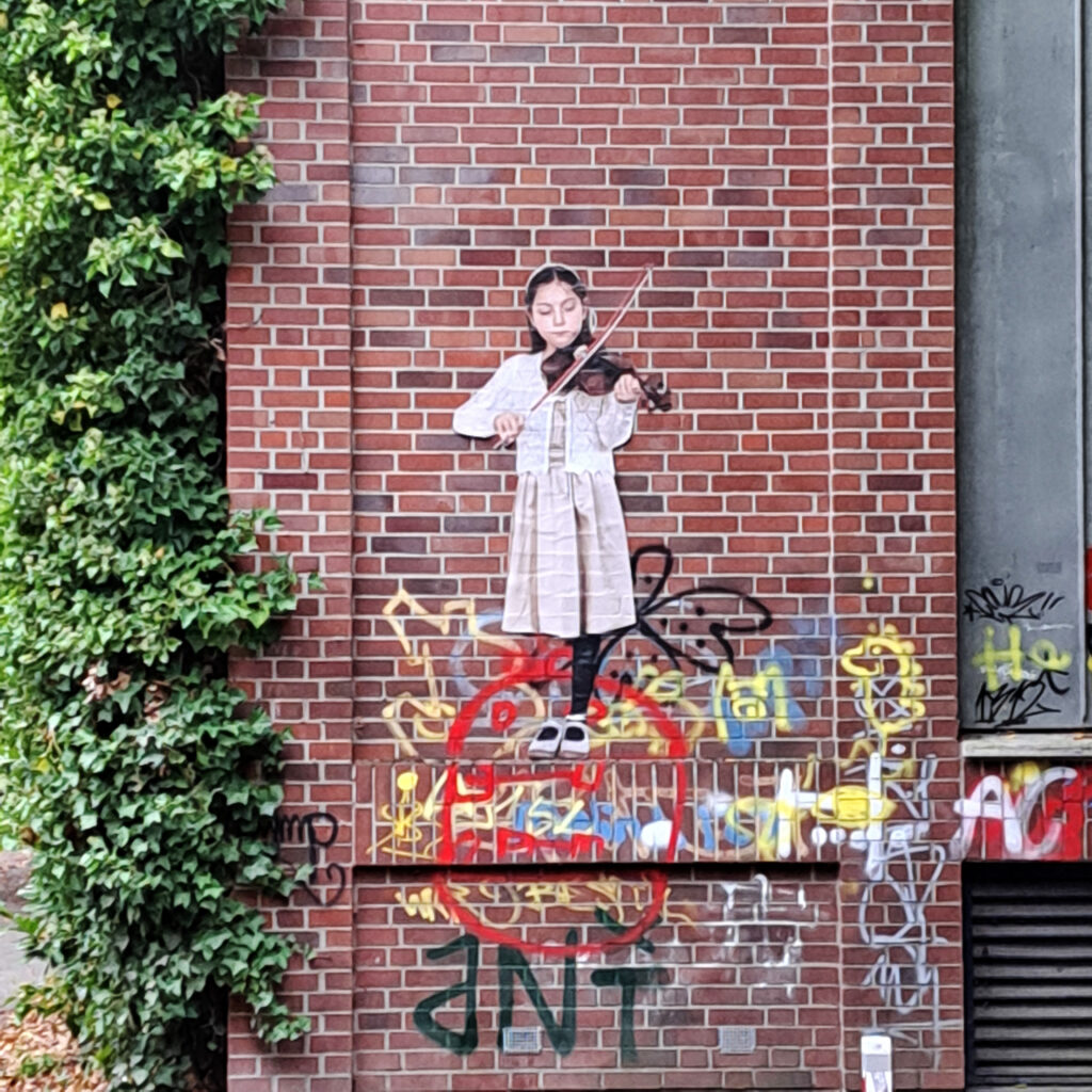 junge Geigerin an der Weberei