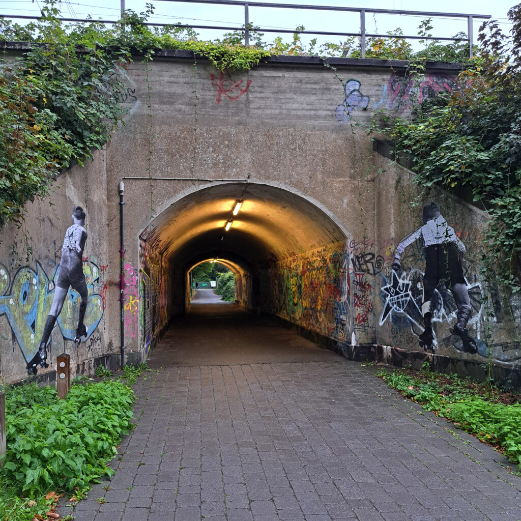 Unterführung Jungs mit Rollschuhen