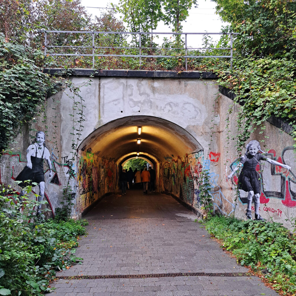 Unterführung Mädchen mit Rollschuhen