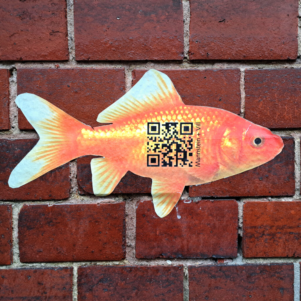 Goldfisch mit dem QR-Code der Künstler