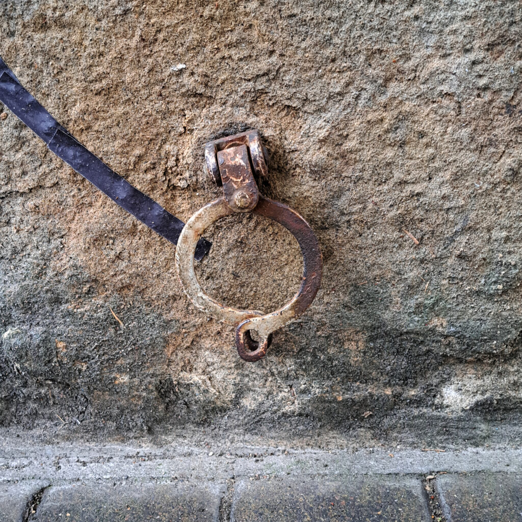 historischer Ring zum Anbinden von Pferden