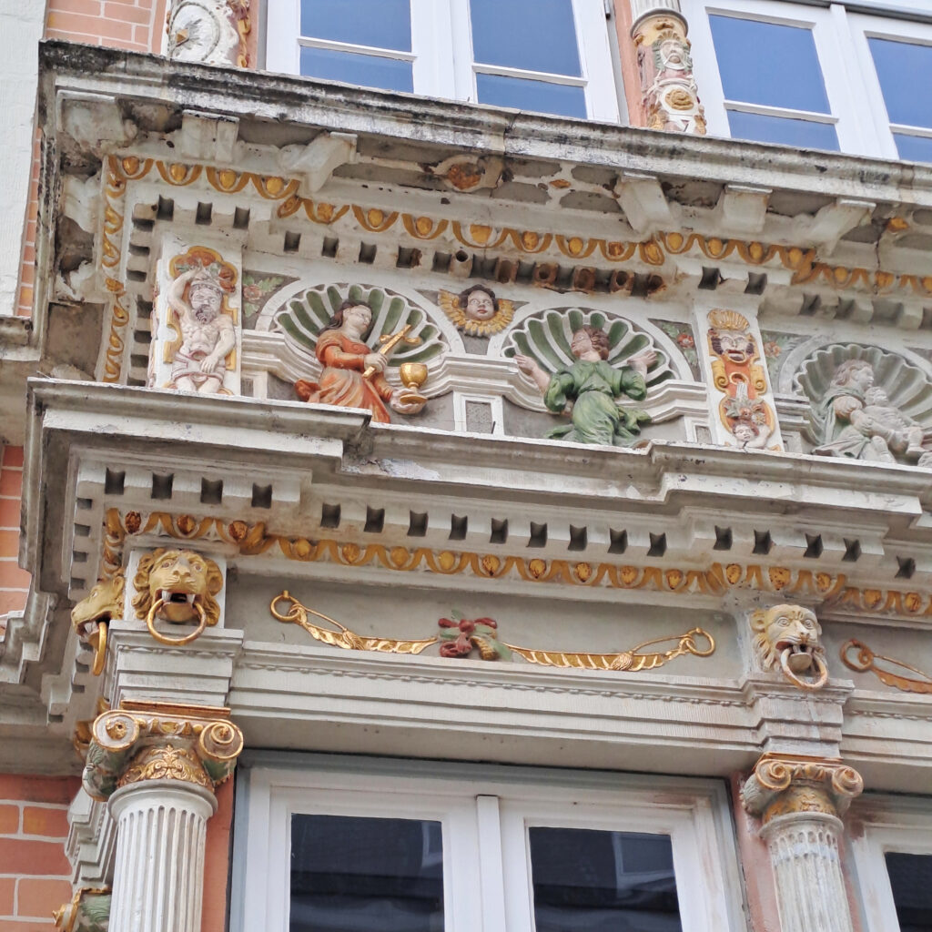 Verzierungen an einer Renaissance-Fassade