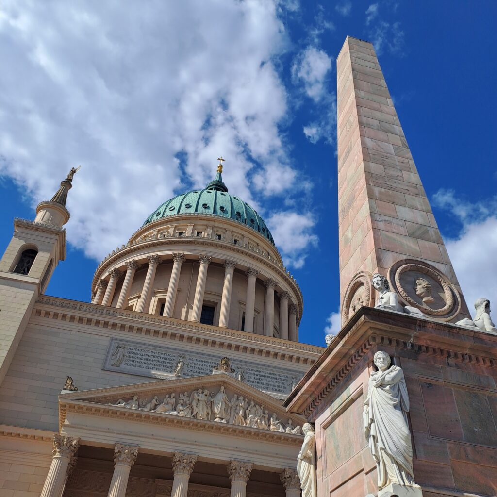 Nikaloai-Kirche mit Obelisk