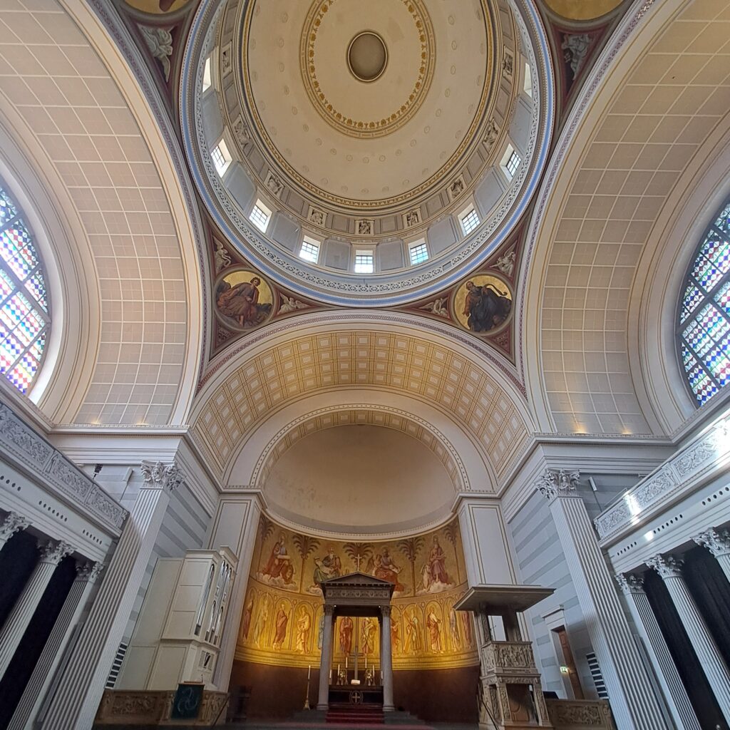 In der Nikolai-Kirche mit Blick in die verzierte Kuppel