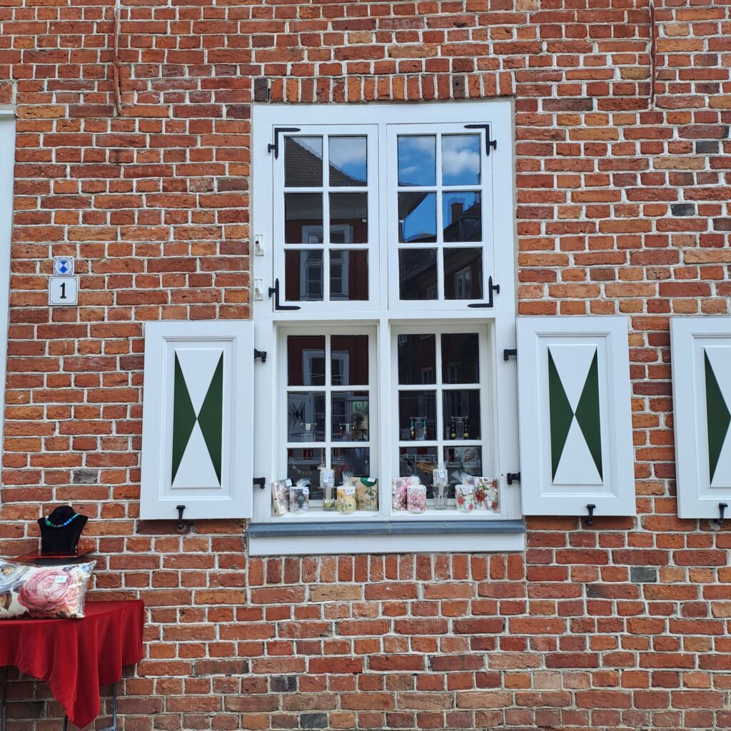 typisches Fenster an einem Haus im holländische Viertel