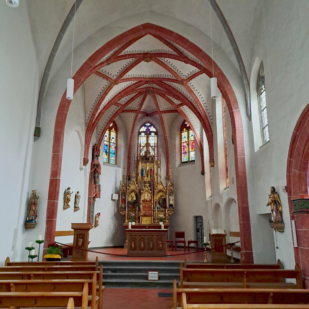 Innenraum der Kirche mit Blick in den Chor