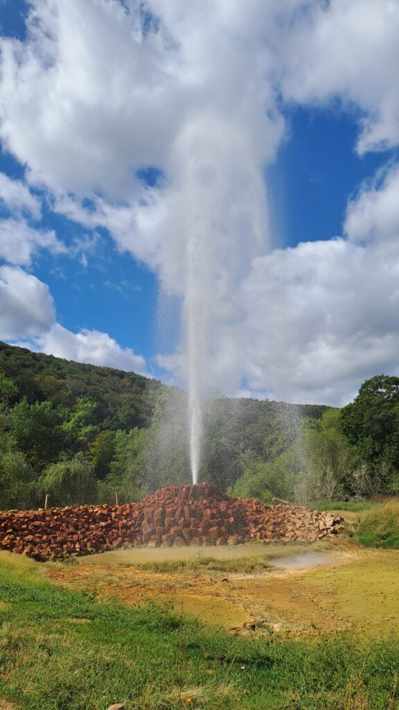 Ausbruch des Geysirs mit hoher Wasserfontäne