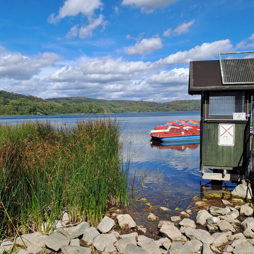 Bootssteg am Laacher See in der Eifel