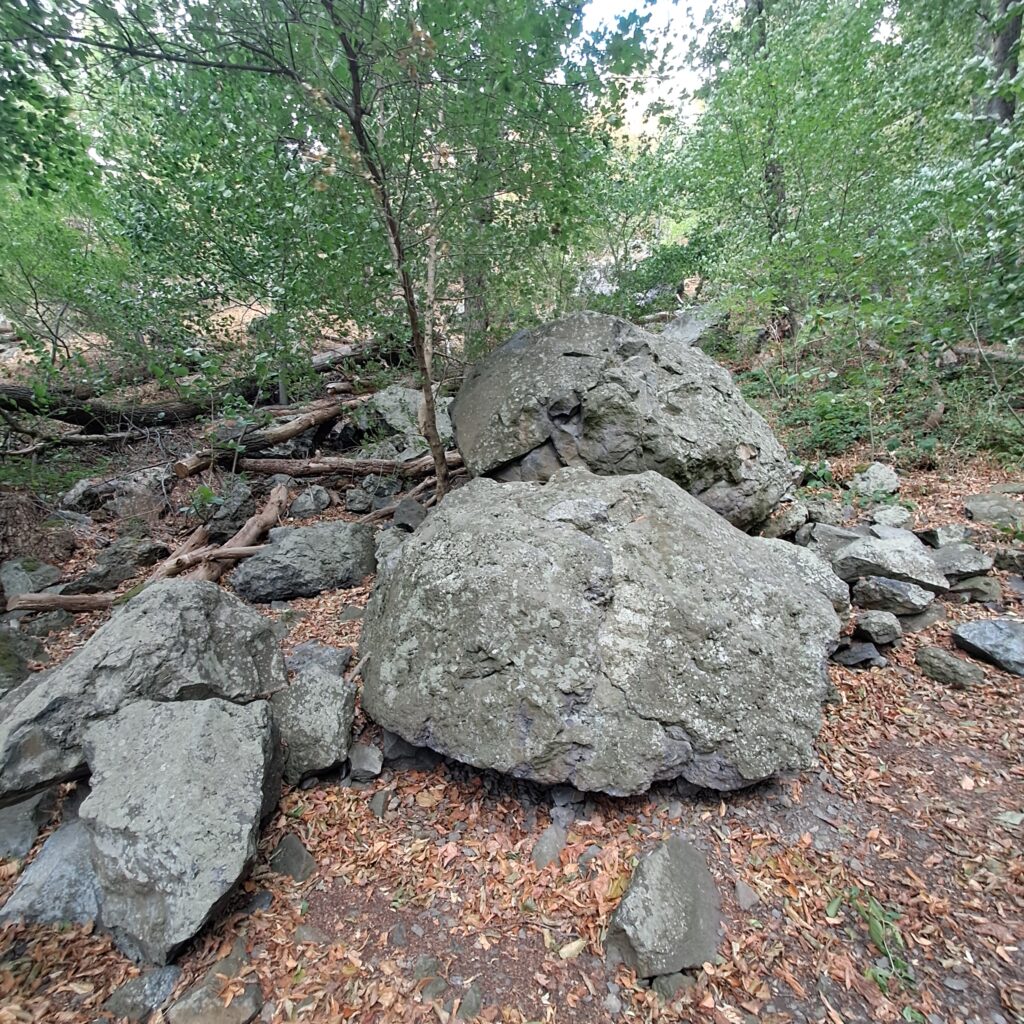 Felsbrocken als Relikte der Lavaströme