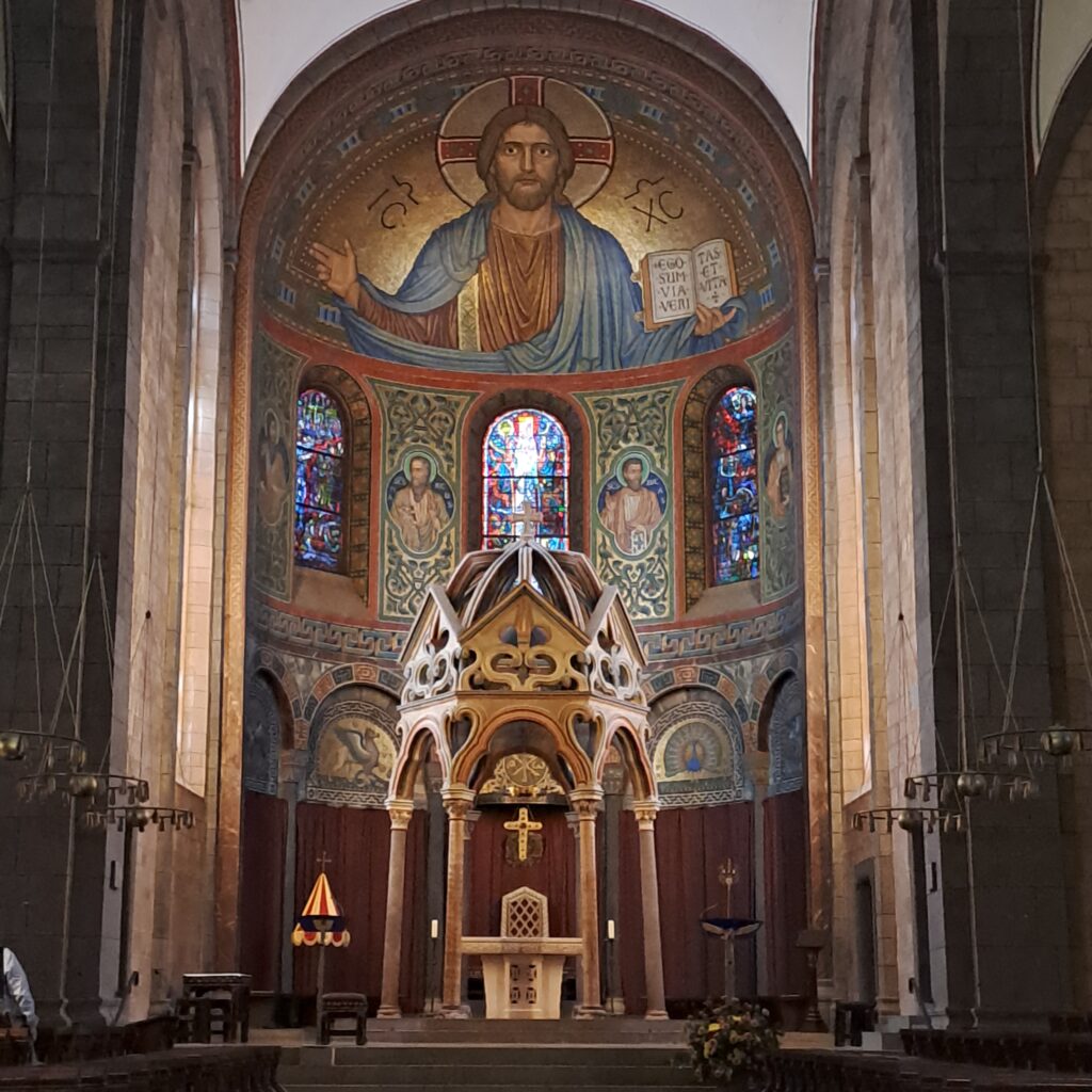 Blick in den reich verzierten Chor der Klosterkirche