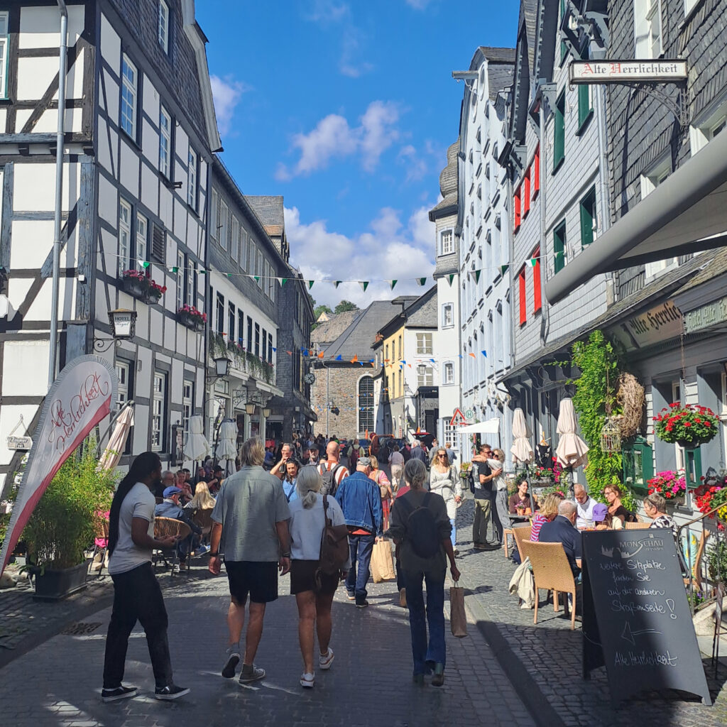 Fußgängerzone in Monschau gesäumt von Fachwerkhäusern
