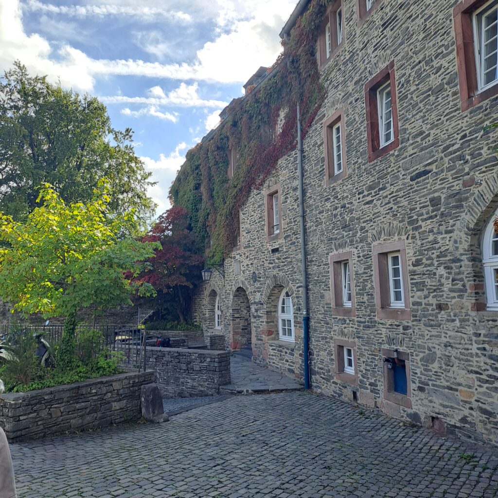 Burg Monschau - Burghof mit der Jugendherberge