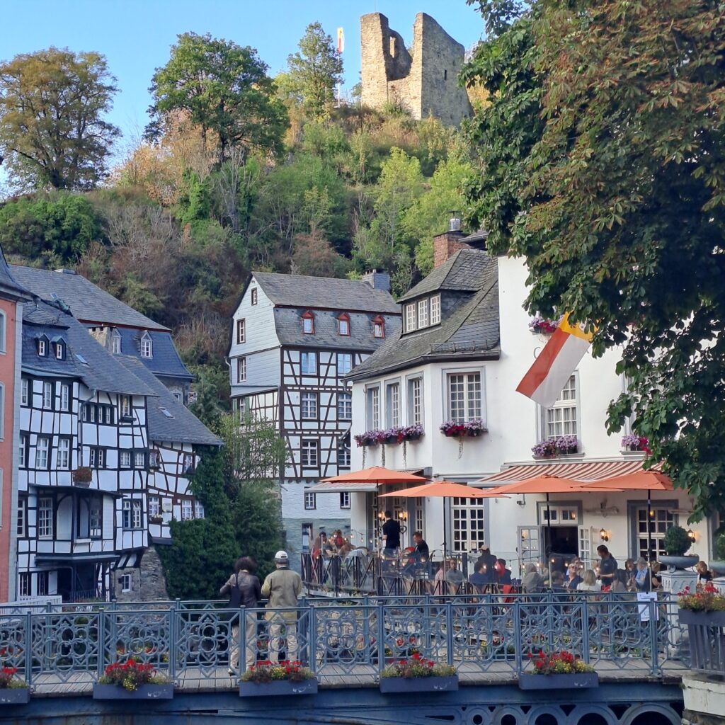 Blick von einer Rur-Brücke auf die Burgruine Haller