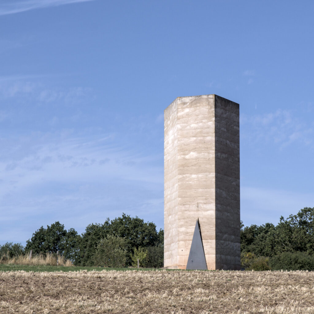 Die Kapelle aus der Ferne inmitten der Ackerlandschaft